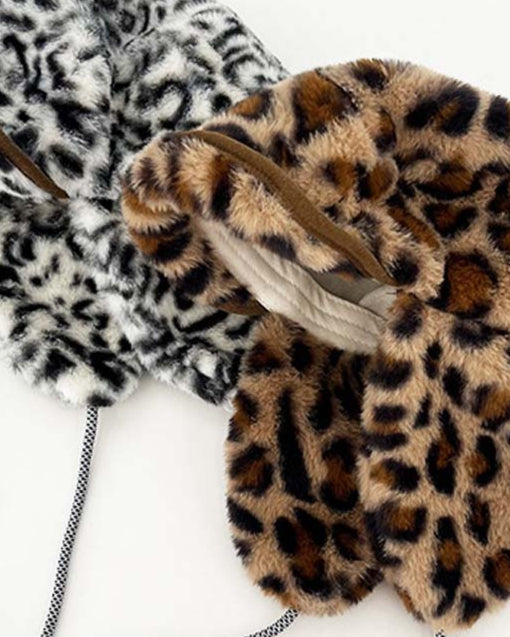 ヒョウ柄の暖かい帽子