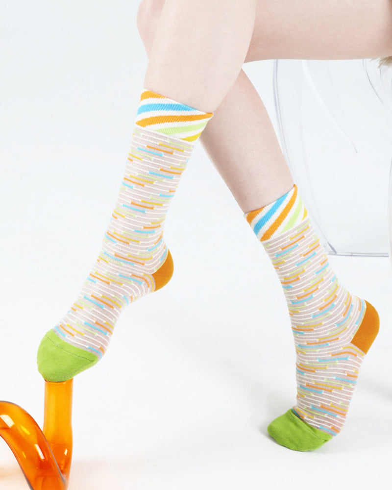 カラフルなパッチワークのオールマッチストライプソックス