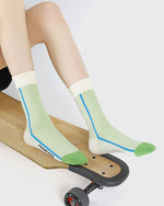 色のコントラストのある縦縞のソックス