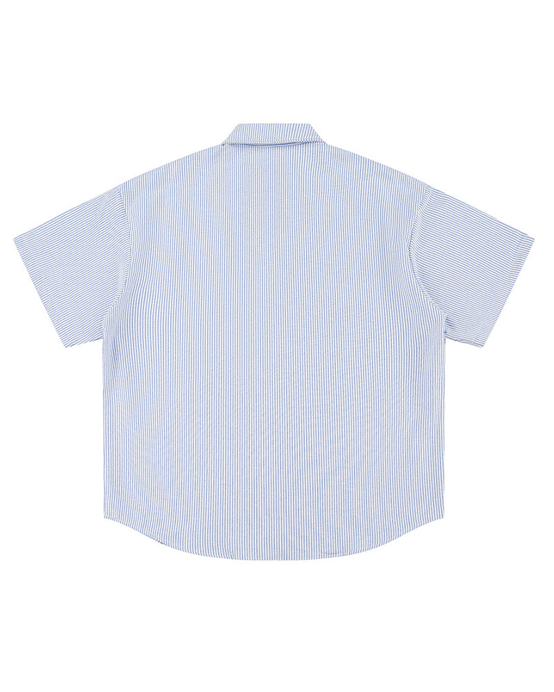 ゆったりとした半袖シャツ