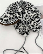 ヒョウ柄の暖かい帽子