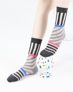 カラフルなパッチワークのオールマッチストライプソックス