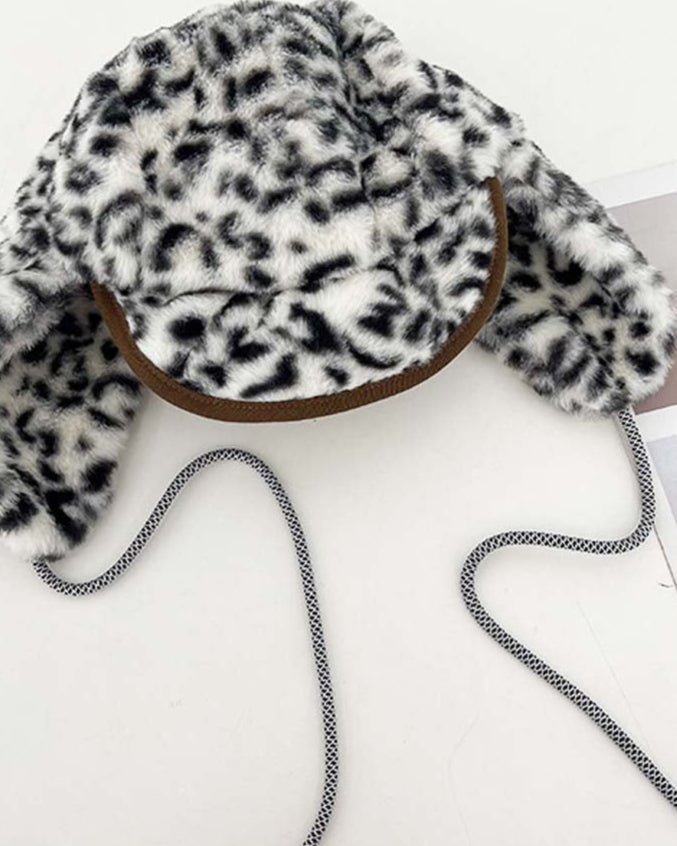 ヒョウ柄の暖かい帽子