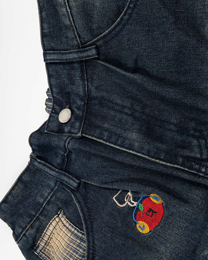 漫画の刺繍が入ったデニムショートパンツ
