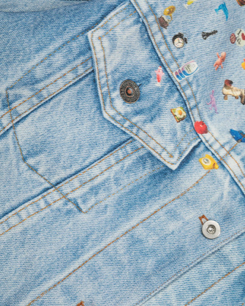 シンプルなデザインのデニムジャケット