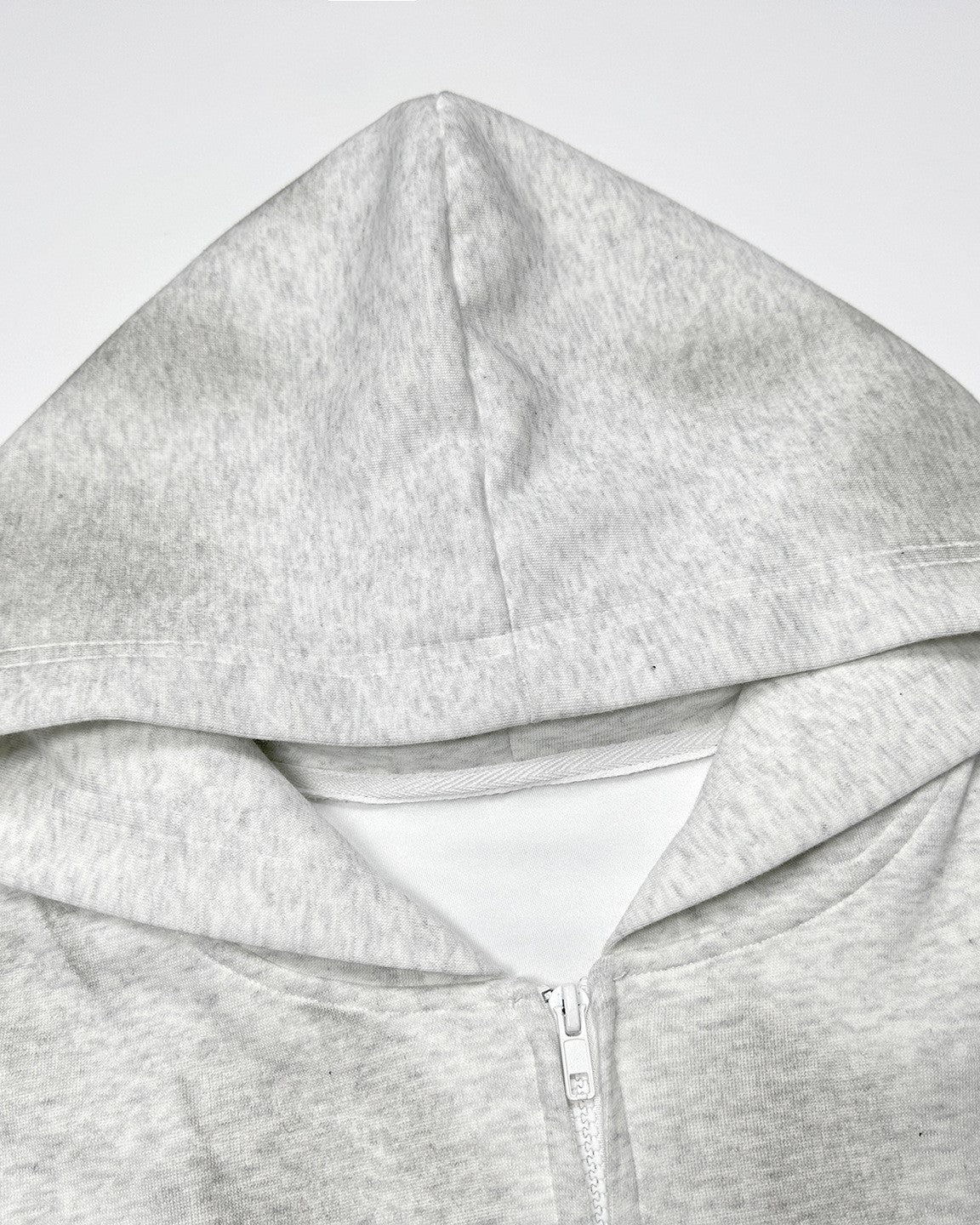 ダメージ加工のフード付きスウェットシャツ