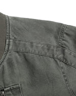 カジュアルなダメージ加工のベースボールジャケット