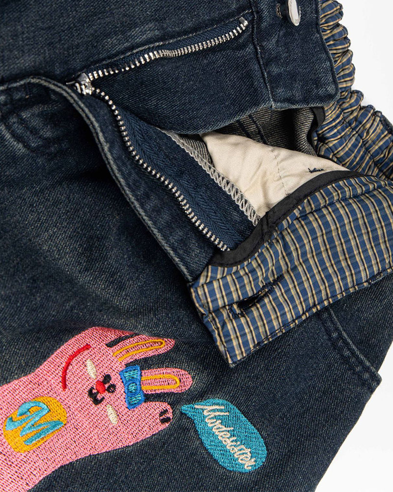 漫画の刺繍が入ったデニムショートパンツ