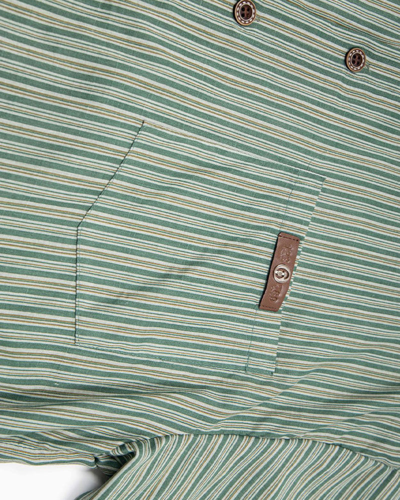 シンプルなストライプの半袖シャツ