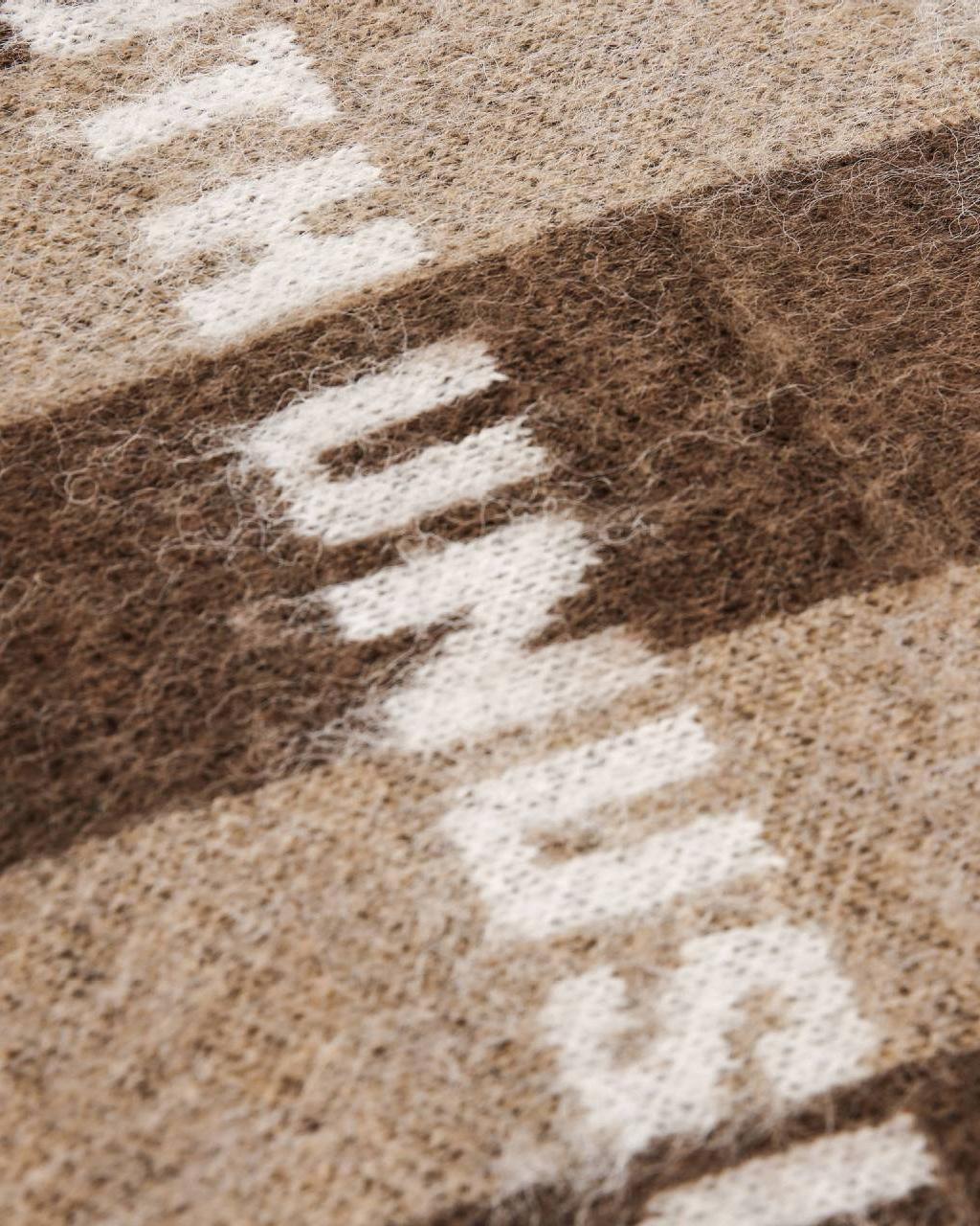 レトロなコントラストカラーのプルオーバーセーター