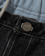 ダメージ加工のカジュアルジーンズ