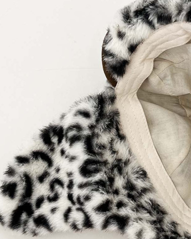 ヒョウ柄の暖かい帽子