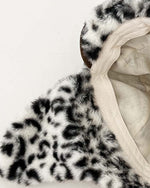 ヒョウ柄の暖かい帽子