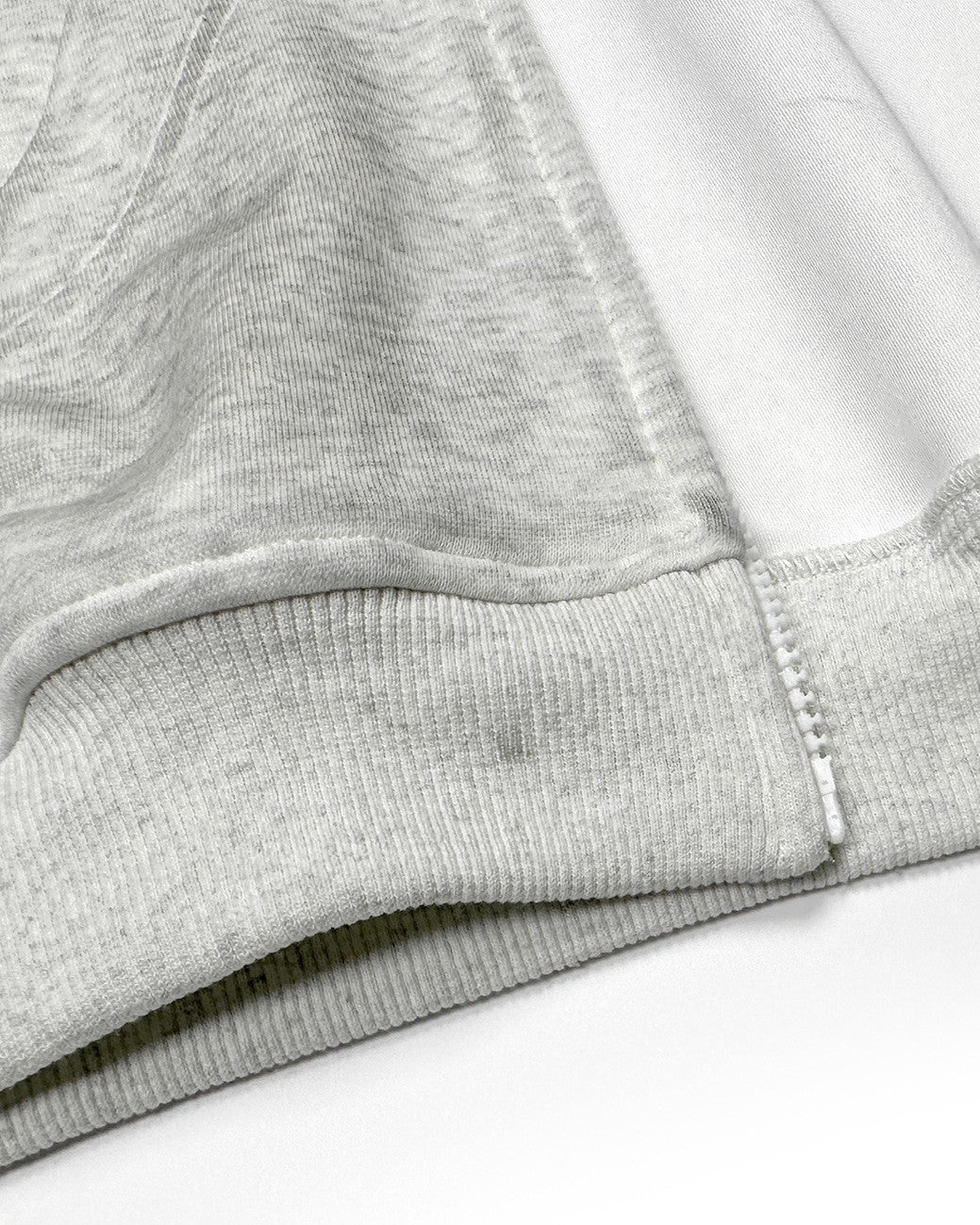 ダメージ加工のフード付きスウェットシャツ