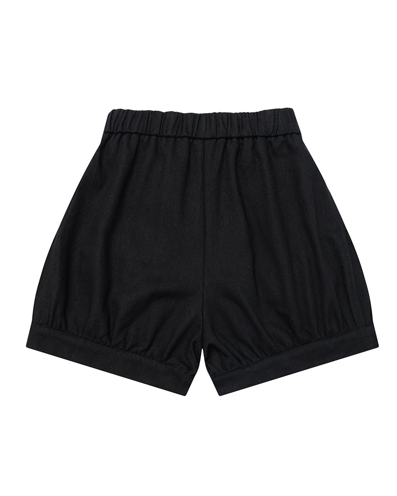 シンプルでゆったりとしたカジュアルショートパンツ