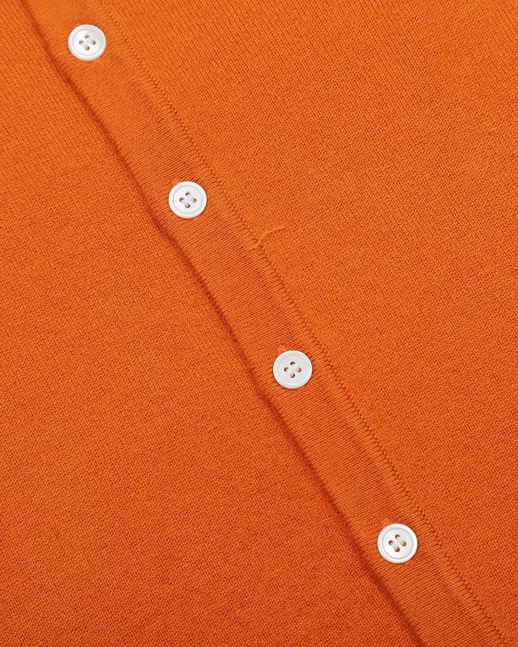 シンプルなニットカーディガン