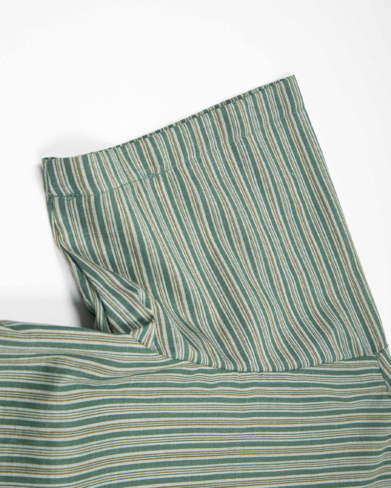 シンプルなストライプの半袖シャツ