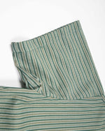 シンプルなストライプの半袖シャツ