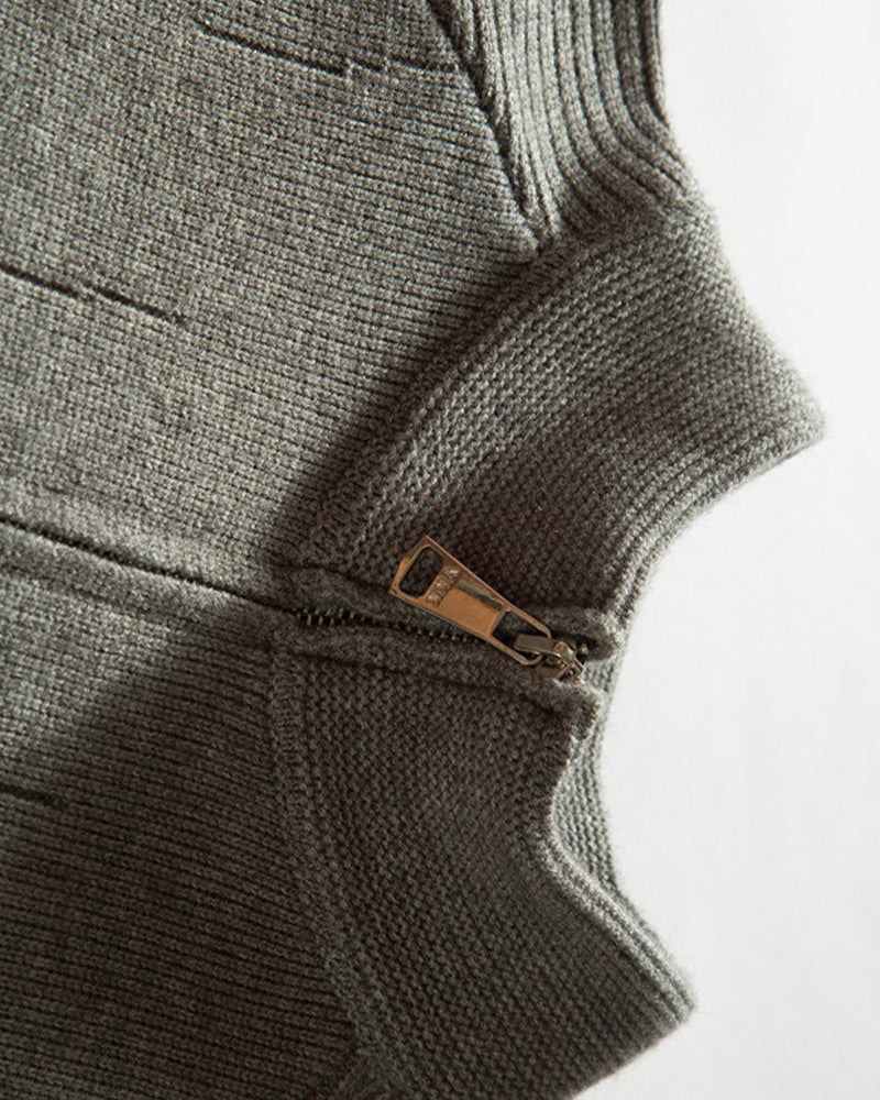 シンプルなスタンドカラーセーター