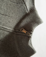 シンプルなスタンドカラーセーター