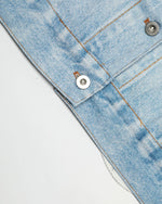 シンプルなデザインのデニムジャケット