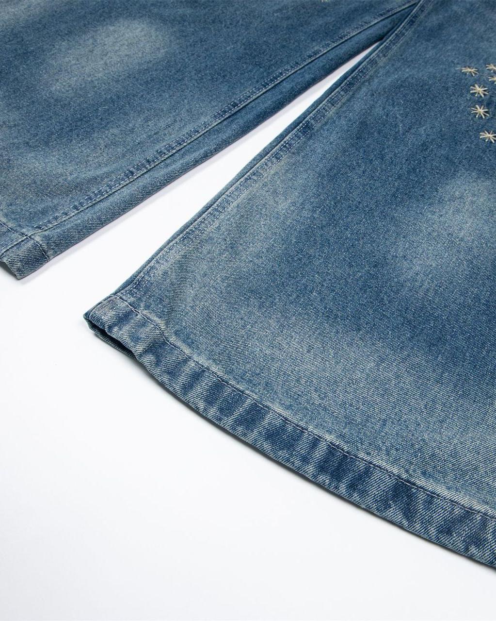 シンプルなウォッシュ加工のデニムパンツ