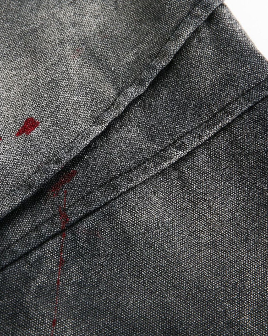 ゆったりとしたダメージ加工のジャケット