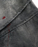 ゆったりとしたダメージ加工のジャケット