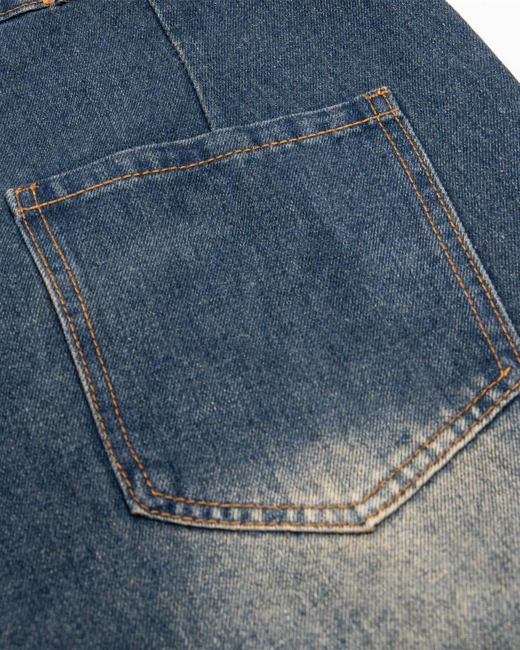 シンプルなウォッシュドジーンズ