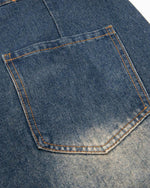 シンプルなウォッシュドジーンズ