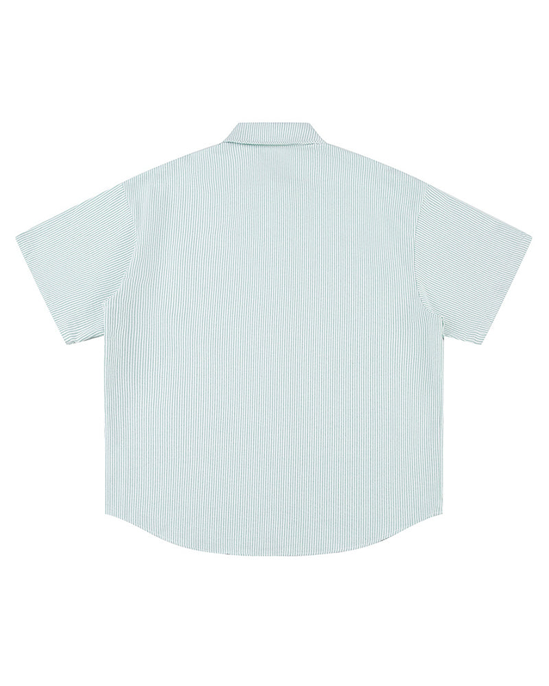 ゆったりとした半袖シャツ