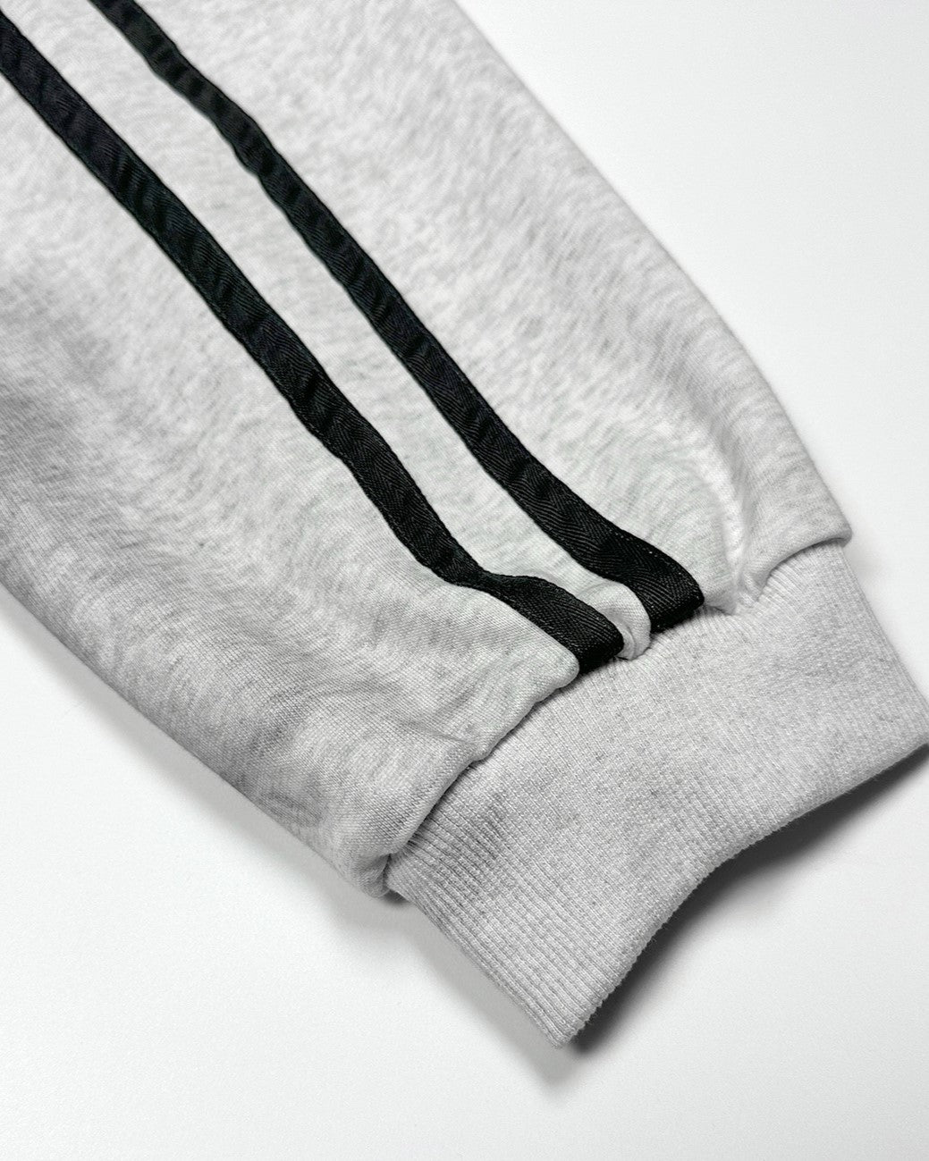 ダメージ加工のフード付きスウェットシャツ