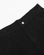 パーソナライズされたウォッシュ加工のデニムパンツ