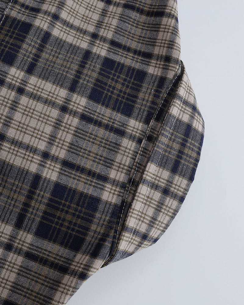 シンプルなチェック柄の半袖シャツ