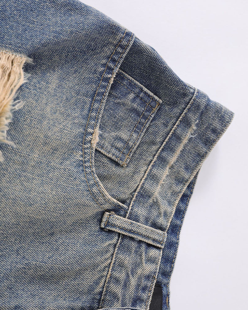 破れたデニムショートパンツ