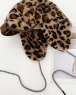 ヒョウ柄の暖かい帽子