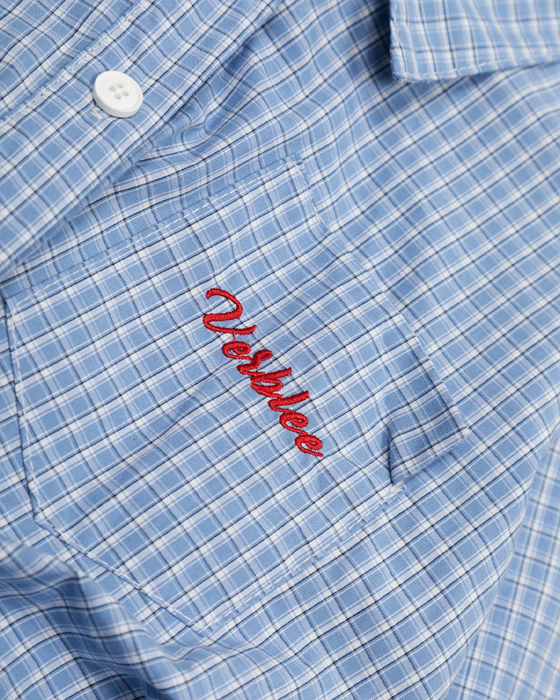 チェック柄の長袖シャツ