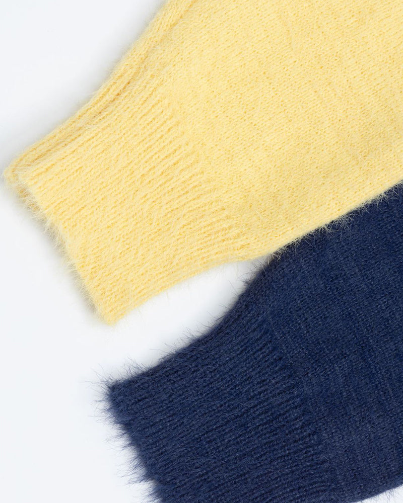 コントラストカラーのゆったりセーター