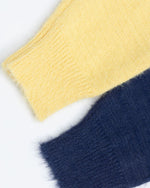 コントラストカラーのゆったりセーター