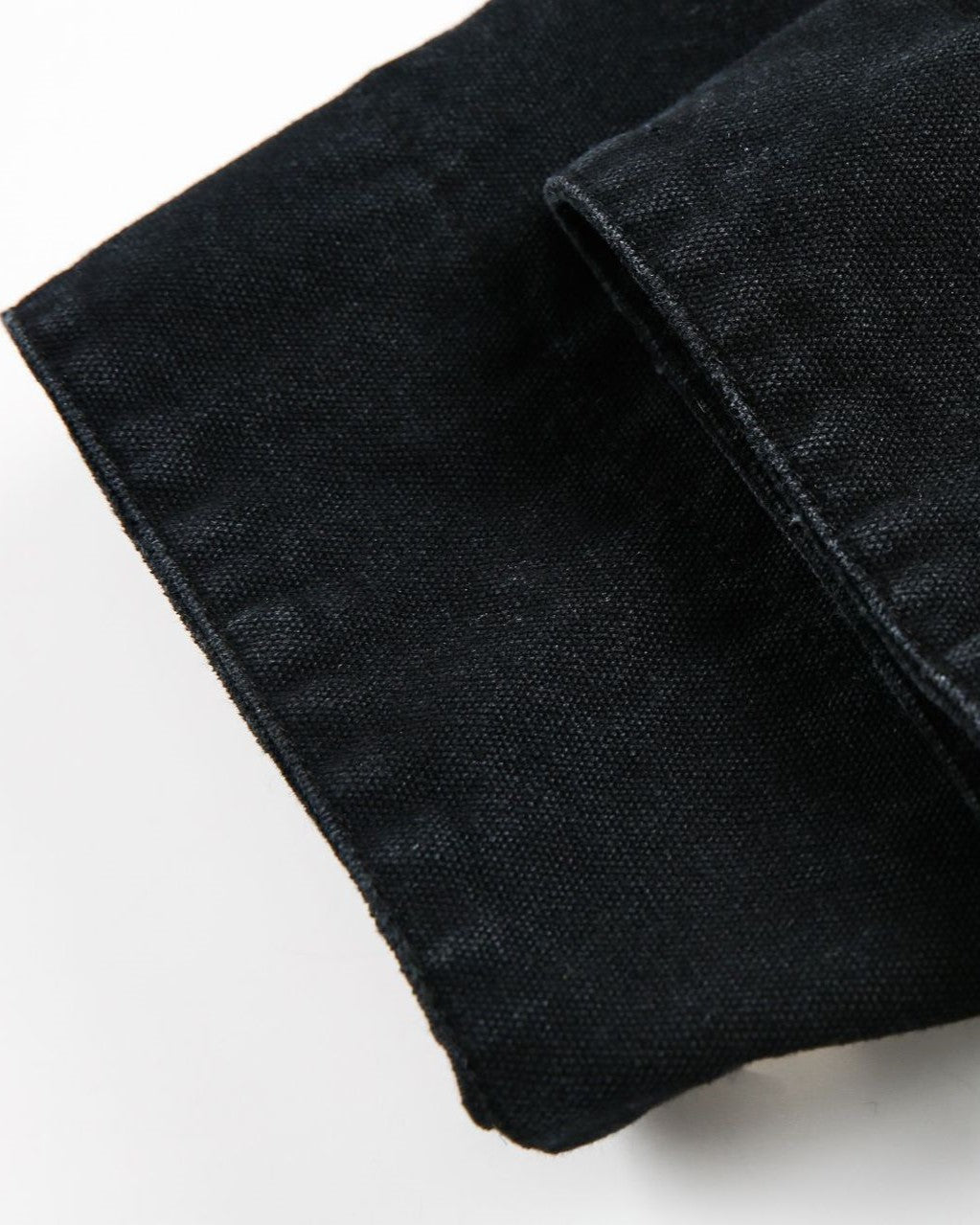 ゆったりとしたダメージ加工のジャケット