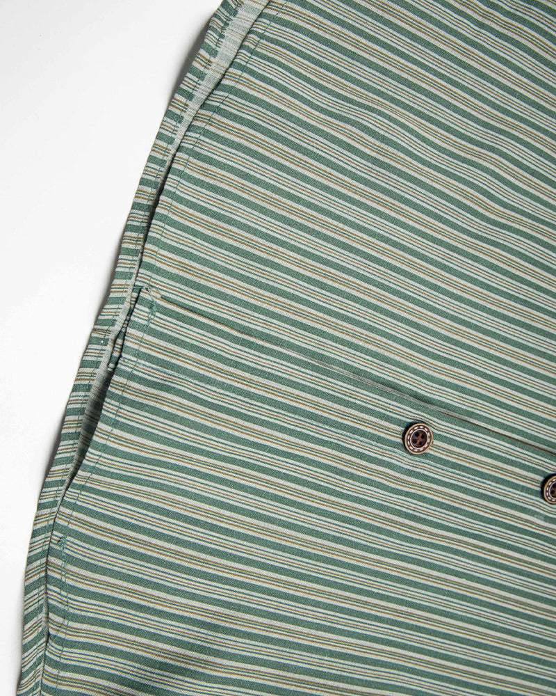 シンプルなストライプの半袖シャツ