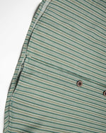 シンプルなストライプの半袖シャツ