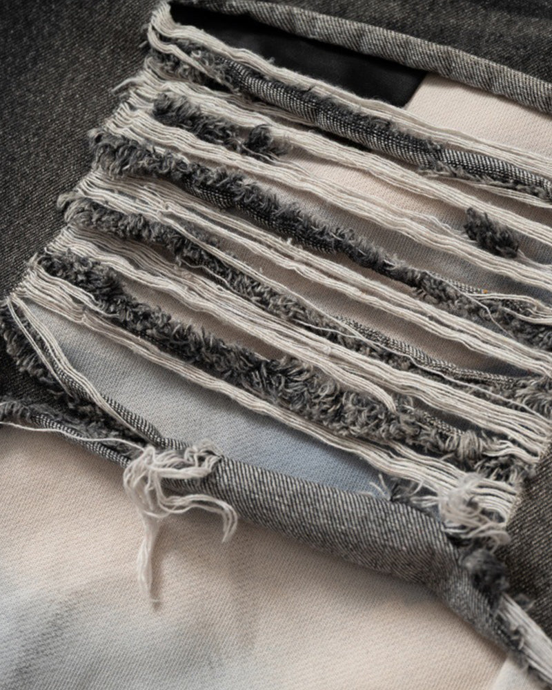 ダメージ加工のカジュアルジーンズ