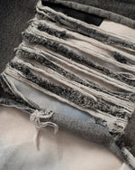 ダメージ加工のカジュアルジーンズ