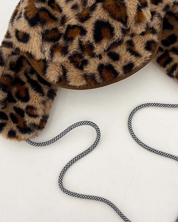 ヒョウ柄の暖かい帽子