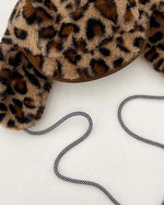 ヒョウ柄の暖かい帽子