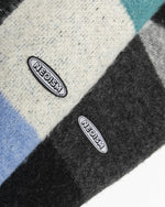 チェック柄のカップルセーター