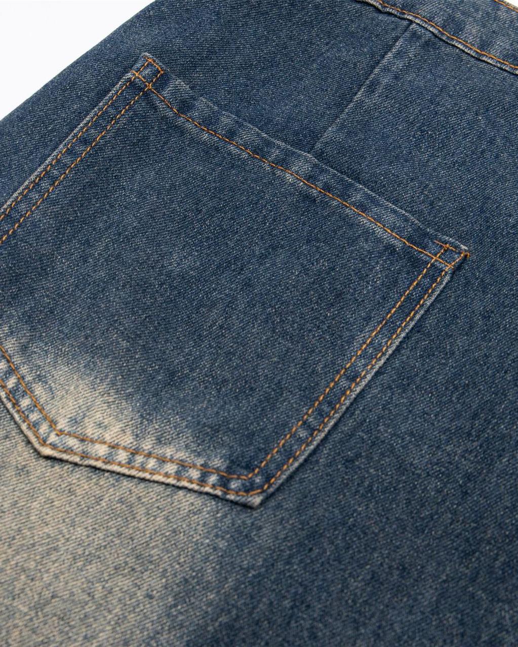 シンプルなウォッシュドジーンズ