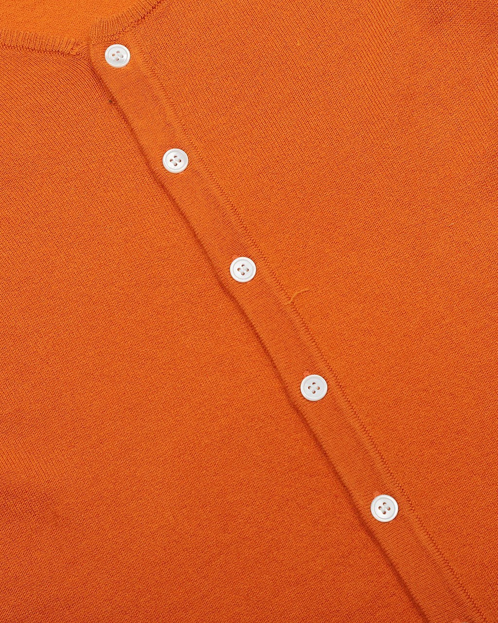 シンプルなニットカーディガン