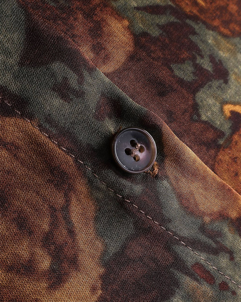 ゆったりとしたシンプルな半袖シャツ